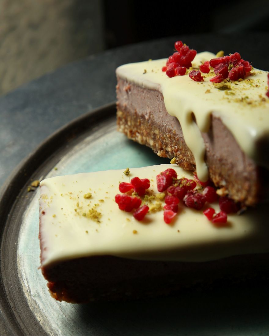 White chocolate raspberry raw slice